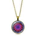 Détail du pendentif mandala vintage avec cabochon en verre et chaîne en bronze antique - Style Mandala Kaléidoscope Violet Rouge Bleu (XSWX7330-8)