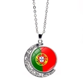 Detail van de draaibare halve maan ketting met de hanger van de Portugese nationale vlag - Portugal (XSWX7341-23)