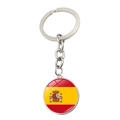 Detailansicht eines Metallschlüsselanhängers mit gläsernem Spanien-Flaggen-Anhänger - Spanien-Stil