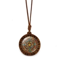 Vue détaillée du collier pendentif en bois calendrier aztèque avec incrustation verre - Style Calendrier Maya Coloré (XSWX7378-5)