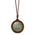 Dettaglio del calendario azteco su ciondolo tondo in legno con cordino in corda - Motivo Giallo-Verde Vintage (XSWX7378-1)
