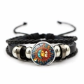 Detail eines mehrlagigen Lederarmbands mit Sonne und Mond Glasstein und verstellbarer Kordel - Bemalt Sonne Mond Zusammen Stil 7 (XSWX7469-7)