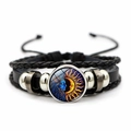 Macro detail van zon en maan glazen steen op de vintage meerlaagse gevlochten armband - Blauw Geel Artistieke Zon Maan Stijl 3 (XSWX7469-3) / Zwart