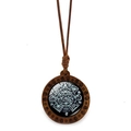 Pendente calendario azteco in legno marrone con cordino in corda intrecciata - Calendario Motivo Bianco su Base Nera (XSWX7378-3)
