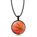Gros plan détaillé d'un pendentif rond en verre avec un motif de basketball réaliste - Style Texture Basketball (XSWX7470-8)