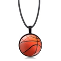 Détail du pendentif basket rond avec verre convexe et cordon en cuir ciré noir - Style Basketball (XSWX7470-1)