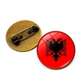 Spilla bandiera Albania con vetro cabochon e base in bronzo con chiusura sicura - Albania