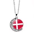 Ketting met roterende maan hanger, Deense vlag en verfijnd zilveren snijwerk details - Denemarken (XSWX7341-10)