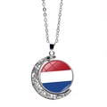 Maanvormige ketting met draaibare Nederlandse vlag hanger en zilveren filigraan - Nederland (XSWX7341-15)