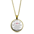 Détail d'un pendentif doré vintage avec dôme en verre et motifs floraux roses - Bronze Antique