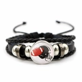 Dettaglio di bracciale multistrato in pelle intrecciata con cabochon in vetro football americano - Rugby e Casco (JY008460-7)