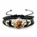 Bracelet multicouche en cuir tressé noir rétro avec breloque vache des Highlands et tournesol - Vache des Highlands tenant un Tournesol (XSWX7547-6)