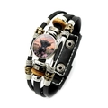 Dettaglio del bracciale multistrato in pelle con ciondolo mucca scozzese e bottoni a pressione - Stile Mucca Fotografia (XSWX7598-9)