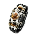 Dettaglio del bottone a pressione con mucca Highland su bracciale in pelle multistrato - Stile Mucca con Fiocco (XSWX7598-6)