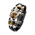 Dettaglio del bracciale boho in pelle con ciondolo cabochon raffigurante una mucca Highland - Stile Mucca con Fiori Arancioni (XSWX7598-5)