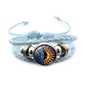 Hellblaues mehrlagiges geflochtenes Lederarmband mit einem Sonne-Mond-Glasanhänger - Illustration Sonne Mond Stil 3 (XSWX7469-3)