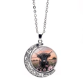 Detailansicht der Highland Cow Mondsichel-Halskette mit Sonnenuntergang-Glasanhänger - Highland-Rind im Sonnenuntergang Blumenfeld (XSWX7610-9)