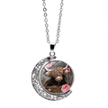 Collier vintage vache des Highlands et roses roses dans un pendentif lune - Vache des Highlands avec roses roses (XSWX7610-1)