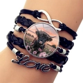 Detailansicht eines mehrlagigen Lederarmbands mit Hochlandrind und Infinity-Symbol - Realistisches Hochlandrind Muster Stil(XSWX7595-9)
