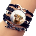 Makroaufnahme von mehrschichtigem Hochlandkuh-Armband mit Liebesanhängern und Unendlichkeitssymbol - Blumenkranz Hochlandrind Stil (XSWX7595-8)
