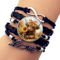 Detailansicht eines Lederarmbands mit Hochland-Kuh-Anhänger und silbernem Love-Schriftzug - Karierte Schleife Hochlandrind Stil (XSWX7595-6)