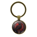 Makroaufnahme des bronzenen Raben-Anhängers mit gotischem Muster und Glas-Cabochon - Antikbronze Stil 2 (XSWX7634)
