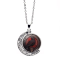 Collana gotica con luna e corvo con mezzaluna d'argento traforata e design totem - Argento Stile 1 (Sfondo Rosso)