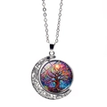 Collana con albero della vita argentata e ciondolo a mezzaluna colorata su sfondo bianco puro - Argento