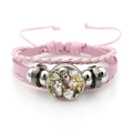 Detail eines rosa mehrlagigen Lederarmbands mit süßem Katzenmuster und Glascabochon - Rosa