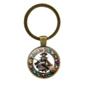 Vintage-Schlüsselanhänger Hexe auf Besen mit bunten Edelsteinen und Bronze-Finish - Antike Bronze (XSWX7727)