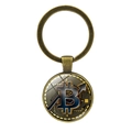Vintage Bronze Bitcoin Schlüsselanhänger mit steigendem Pfeil und Platinenmuster auf Weiß - Antikbronze