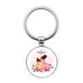 Détail d'un porte-clés fête des mères montrant l'illustration d'un câlin et texte dédié - Style Mère et Fille s'embrassant avec des Fleurs (XSWX6565-8)