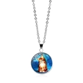 Gros plan du pendentif cabochon en verre avec chat sur une chaîne argentée - Chat Orange Blanc Fond Bleu Foncé (XSWX6662-4)