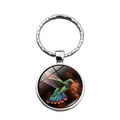 Dettaglio di un portachiavi a colibrì in vetro argentato con vivaci decori d'uccelli - Colibrì Sfumato Blu Verde (XSWX6880-2)
