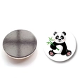 Nahaufnahme der runden Kristallglas-Panda-Kühlschrankmagnete mit Magnetrückseite - Panda Hält Bambus Stil (XSWX6750-4)