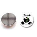 Detailansicht des 25mm Panda Magneten mit Cartoon Illustration und schwarzer weicher Rückseite - Panda Frisst Bambus Stil (XSWX6750-3)