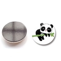 Vorder- und Rückansicht des 25mm Panda-Kristallglas-Magneten mit schwarzer Magnetrückseite - Panda auf Bambuszweig Liegend (XSWX6750-2)