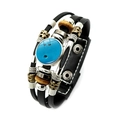 Detail van meerlaagse leren armband met bowlingbal-bedeltje en metalen drukknoopsluiting - Blauw-Zwart Bowling Stijl (XSWX6799-12)