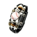 Detailopname van de meerlaagse lederen armband met een realistische honkbal glazen bedel - Rode Steek Honkbal Stijl (XSWX6799-10)