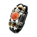 Detail van meerlaagse lederen armband met een basketbal glaskraal en metalen studs - Oranje Basketbal Stijl (XSWX6799-8)
