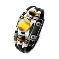 Detail van een meerlagige leren armband met geel softballpatroon en vintage kralen - Gele Steek Softbal Stijl (XSWX6799-2)