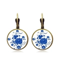 Dettaglio di orecchini in vetro con motivo floreale blu e bianco e chiusura a monachella - Stile Bronzo (XSWX6971-Bronzo)