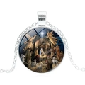 Collier religieux argenté avec pendentif dôme en verre illustrant la scène de la Nativité - Argent