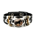 Détail d'un bracelet multicouche en cuir avec motif de cheval et perles décoratives - Silhouette de Cheval Noir (XSWX7169-8)