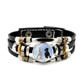 Détail d'un bracelet multicouche en cuir noir avec pendentif chevaux et perles de bois - Chevaux Noir et Blanc dans la Neige (XSWX7169-7)
