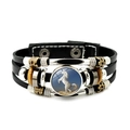 Vue détaillée d'un bracelet multicouche en cuir noir avec un médaillon de cheval blanc - Cheval Blanc sous le Ciel Bleu (XSWX7169-6)