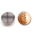 Dettaglio fronte e retro del magnete da frigo in vetro da 25mm con design latte art - Stile Foglia al Caffè (XSWX7183-7)