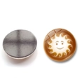 Détail macro d'aimants de réfrigérateur en verre avec motif soleil et dos magnétique - Style Soleil Souriant (XSWX7183-4)