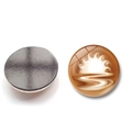 Vue détaillée de la surface en verre de 25mm et du dos magnétique de l'aimant à café - Style Soleil Levant (XSWX7183-3)