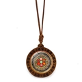 Détail macro du pendentif mandala en bois avec symboles bouddhistes et cordon ciré - Style Mantra des Six Syllabes (XSWX7241-5)